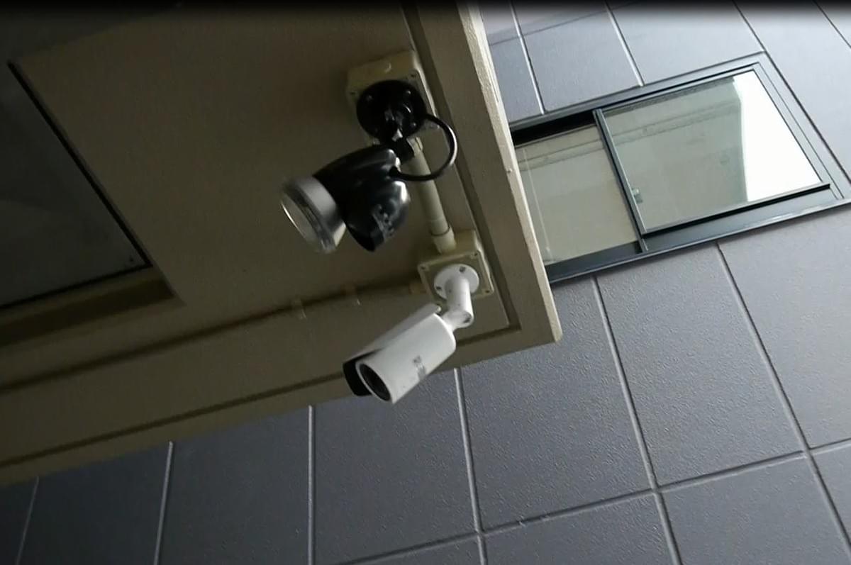防犯カメラとセンサーライトを設置 防犯カメラとセンサーライトを設置