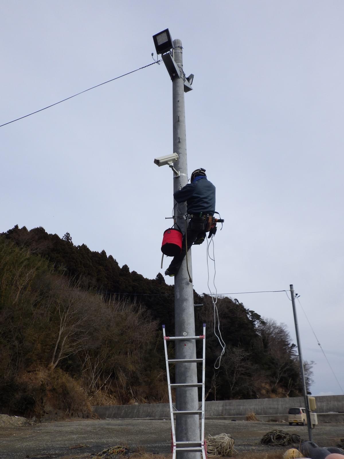 高所にカメラ取付け作業中の写真(宮城県牡鹿君) 高所にカメラ取付け作業中の写真(宮城県牡鹿君)