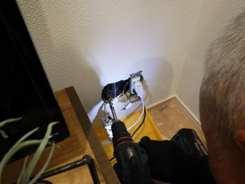 室内の壁に穴を空けないで防犯カメラ3台の配線を室内に入れました。 室内の壁に穴を空けないで防犯カメラ3台の配線を室内に入れました。