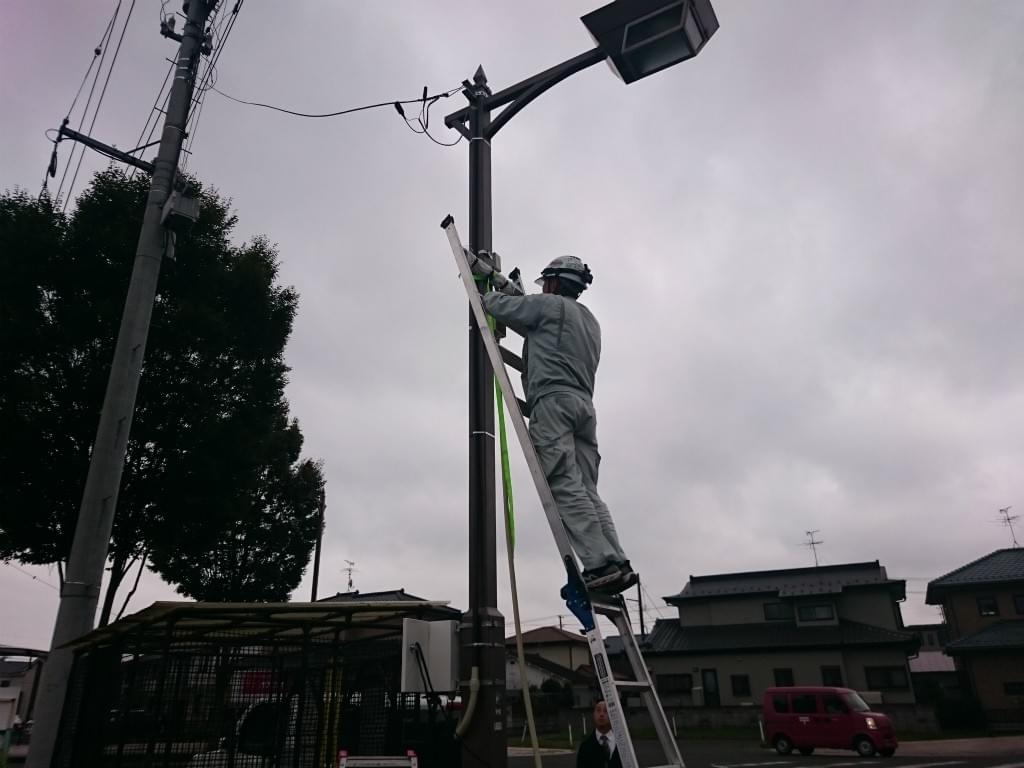 電気引込工事後の街頭防犯カメラ取付け 200万画素カメラ2台設置(宮城県) 電気引込工事後の街頭防犯カメラ取付け 200万画素カメラ2台設置(宮城県)