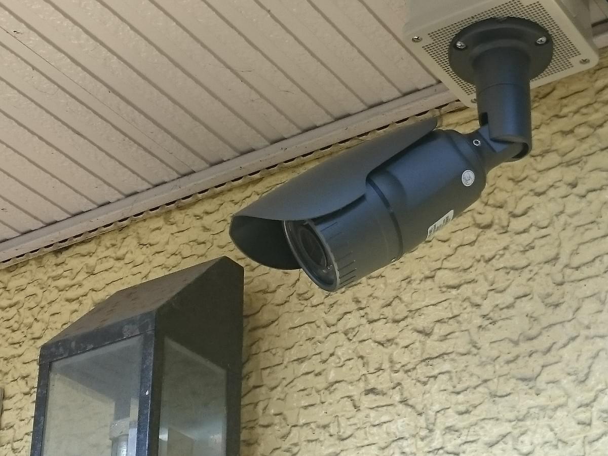 宮井健富谷市のお客様に防犯カメラ4台設置、2台のカメラは夜間常時点灯白色LED内蔵のカメラを採用しました。自宅前の道路が真っ暗でしたので、近隣の住民にも好評です。もちろん何かあった場合は録画もされていますので警察の依頼があれば犯罪の解決に役に立てます。 宮井健富谷市のお客様に防犯カメラ4台設置、2台のカメラは夜間常時点灯白色LED内蔵のカメラを採用しました。自宅前の道路が真っ暗でしたので、近隣の住民にも好評です。もちろん何かあった場合は録画もされていますので警察の依頼があれば犯罪の解決に役に立てます。