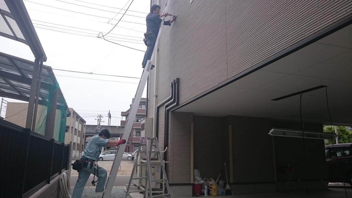 1階から2階まで天井の中から配線ができると思っていたら想定外の防犯カメラ設置工事でした。 1階から2階まで天井の中から配線ができると思っていたら想定外の防犯カメラ設置工事でした。
