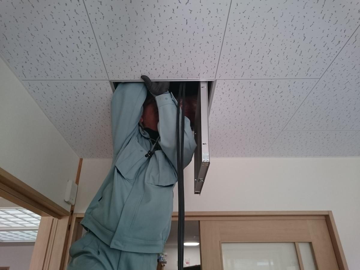 天井に点検口がついていましたので防犯カメラ取付工事が捗りました 天井に点検口がついていましたので防犯カメラ取付工事が捗りました