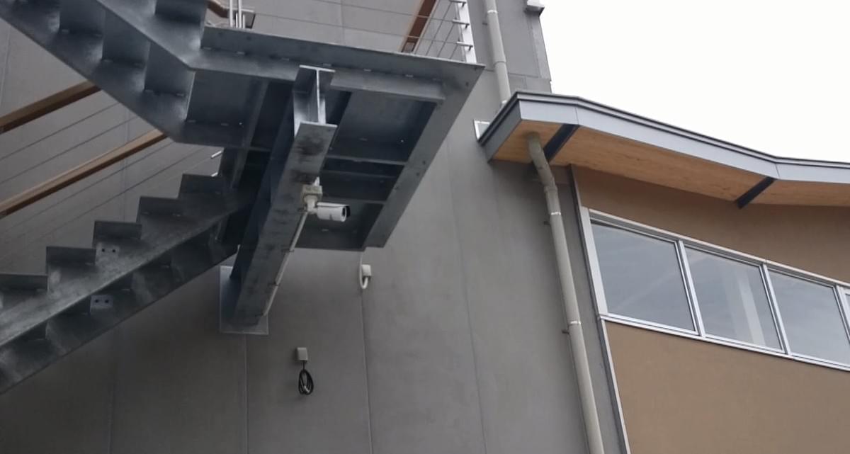 高所作業車を使用しないでカメラ取付ができましたので、安く工事ができました。 高所作業車を使用しないでカメラ取付ができましたので、安く工事ができました。