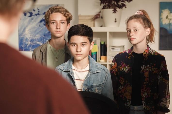 Von links: Benny, Hamid und Charly bei der Rektorin (von links: Louis Guillaume, Mika Ullritz, Nelly Hoffmann) © ZDF/TELLUX Von links: Benny, Hamid und Charly bei der Rektorin (von links: Louis Guillaume, Mika Ullritz, Nelly Hoffmann) © ZDF/TELLUX