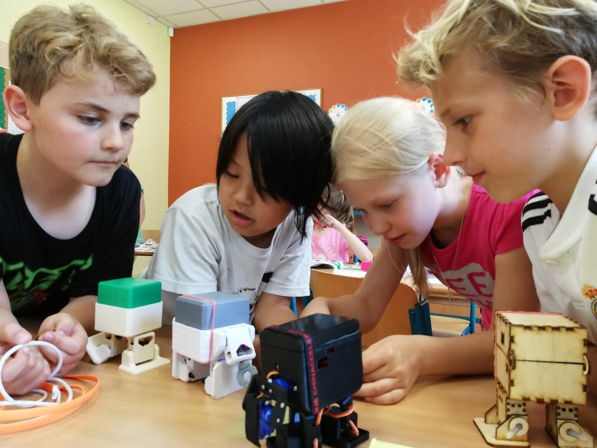 children in class working on a DIY robot children in class working on a DIY robot