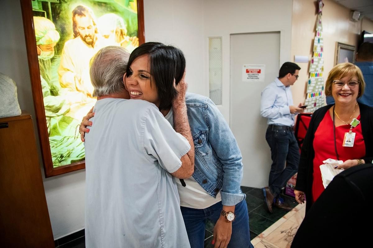 Jennifer Serrano, co-fundadora de Señor Paleta, con pacientes del Hospital Oncológico. Jennifer Serrano, co-fundadora de Señor Paleta, con pacientes del Hospital Oncológico.