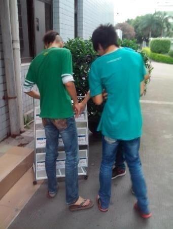 工人索取映诺设在工厂内「肝炎健康角」的教育单张。(映诺社区发展机构提供) 工人索取映诺设在工厂内「肝炎健康角」的教育单张。(映诺社区发展机构提供)