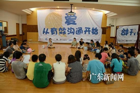 由映诺社区发展机构举办的“美丽的大脚”亲子沟通活动广州站吸引了9个家庭28个家庭成员参与 由映诺社区发展机构举办的“美丽的大脚”亲子沟通活动广州站吸引了9个家庭28个家庭成员参与