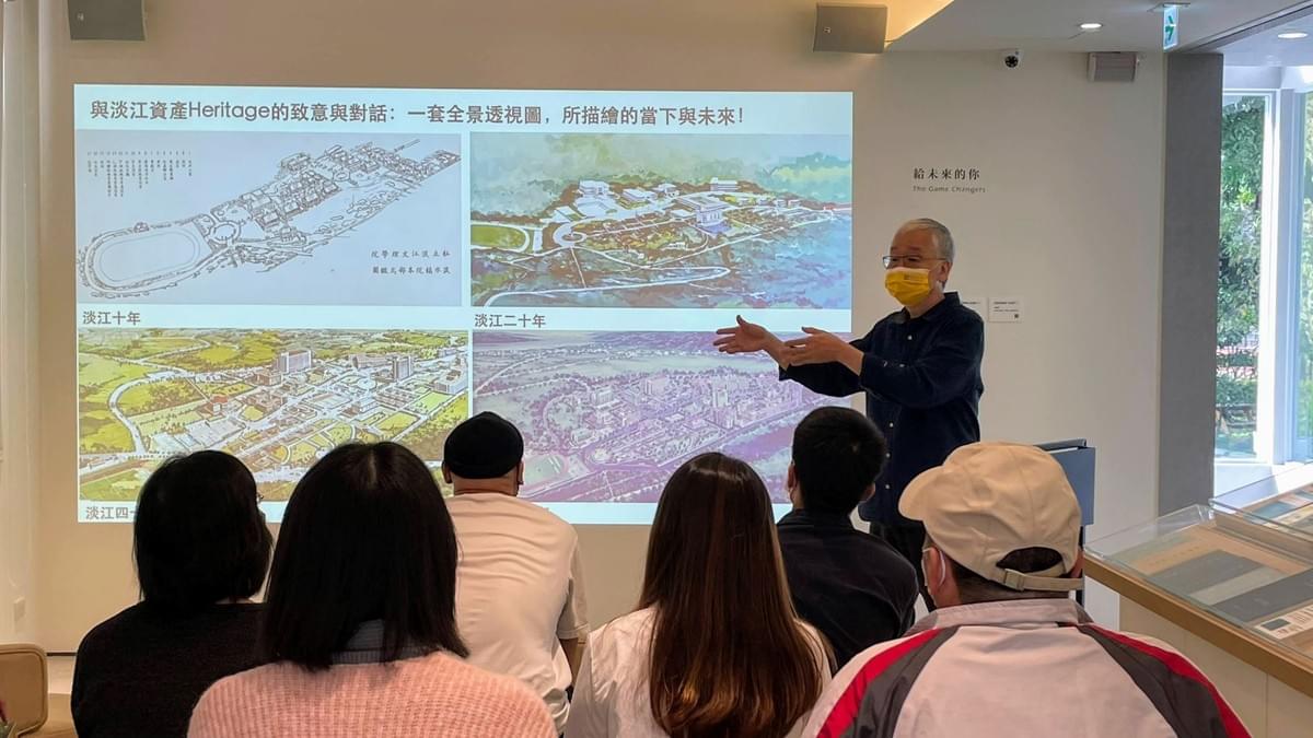 透過簡報,黃老師描述策展過程與未來展望。 透過簡報,黃老師描述策展過程與未來展望。