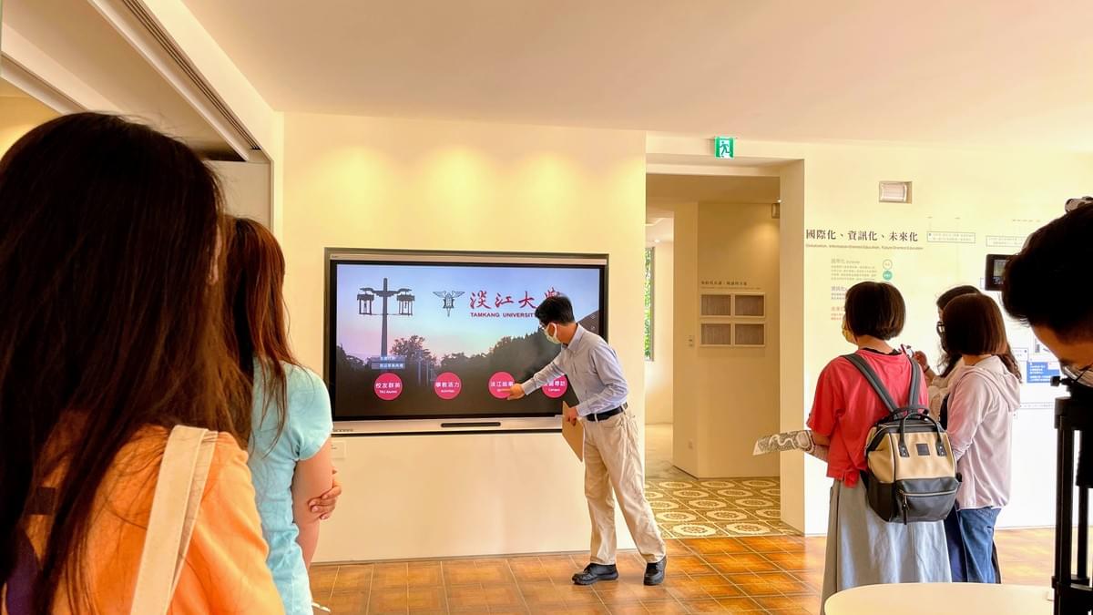 經由「大事紀ing」觸控式螢幕,參觀者可以進一步瞭解淡江故事及最新發展 經由「大事紀ing」觸控式螢幕,參觀者可以進一步瞭解淡江故事及最新發展