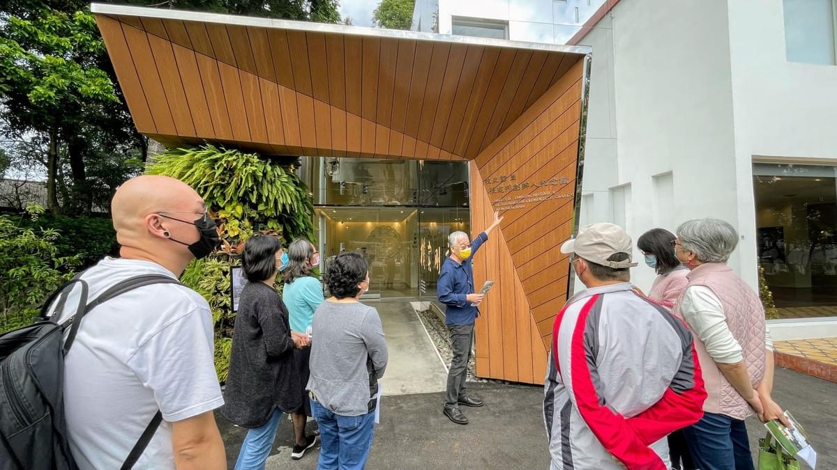 黃瑞茂老師介紹校史館暨張建邦創辦人紀念館修建緣起。 黃瑞茂老師介紹校史館暨張建邦創辦人紀念館修建緣起。