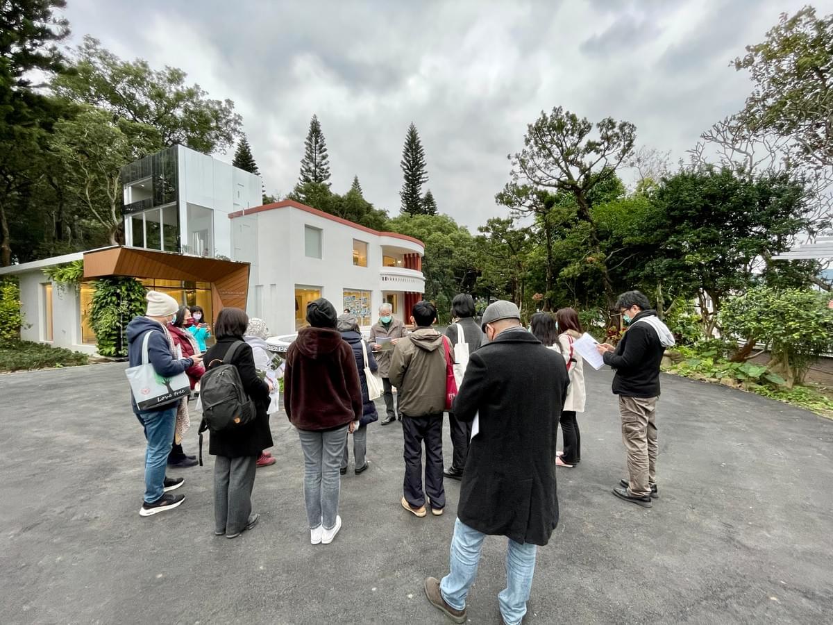 黃瑞茂老師(中間面對鏡頭者)說明校史館暨張建邦創辦人紀念館整建緣起 黃瑞茂老師(中間面對鏡頭者)說明校史館暨張建邦創辦人紀念館整建緣起