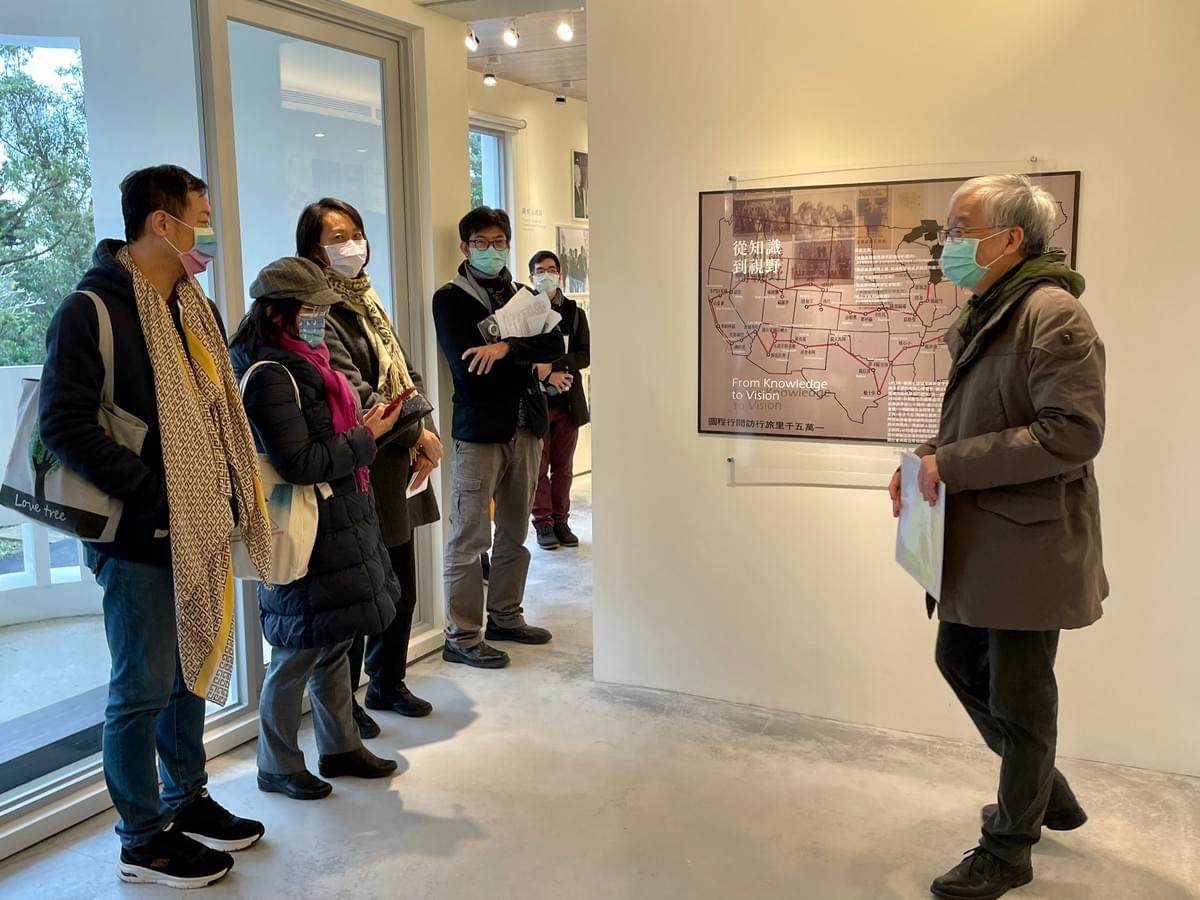 黃瑞茂老師說明張建邦創辦人1973年榮獲「艾森豪獎學金」,赴美訪問研究,歷時183天,經過22個州,總行程一萬五千英里的考察之旅 黃瑞茂老師說明張建邦創辦人1973年榮獲「艾森豪獎學金」,赴美訪問研究,歷時183天,經過22個州,總行程一萬五千英里的考察之旅