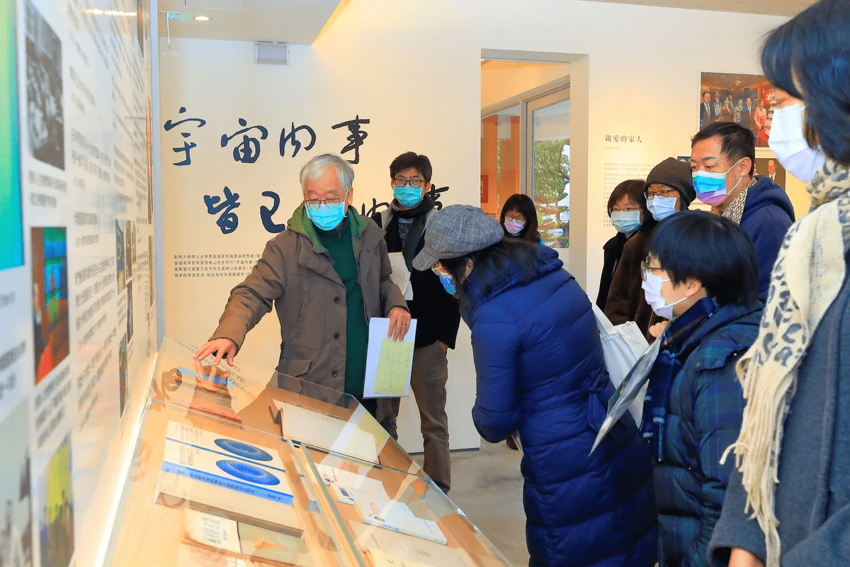 黃瑞茂於張建邦創辦人紀念館,介紹如何呈現創辦人對於大學教育的理念。(攝影/游晞彤) 黃瑞茂於張建邦創辦人紀念館,介紹如何呈現創辦人對於大學教育的理念。(攝影/游晞彤)