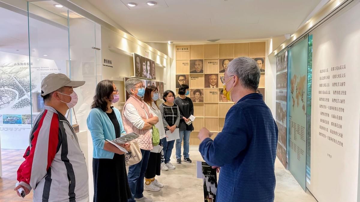 黃老師仔細說明館內展示內容與相關事蹟。 黃老師仔細說明館內展示內容與相關事蹟。