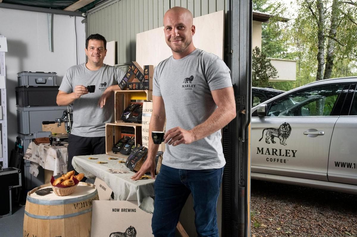 A Coppet, Robin Fantino (à g.) et Jonathan Vuillet, deux amis d'enfance, ont aménagé leur garage en dépôt de luxe et zone de dégustation. Florian Cella/24Heures A Coppet, Robin Fantino (à g.) et Jonathan Vuillet, deux amis d'enfance, ont aménagé leur garage en dépôt de luxe et zone de dégustation. Florian Cella/24Heures