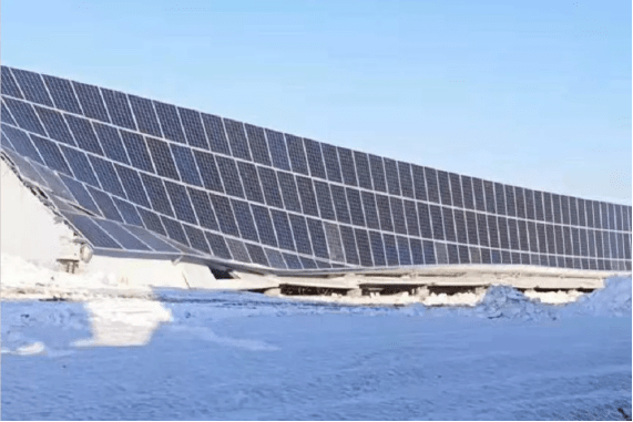 Foto van het tafereel van de fotovoltaïsche krachtcentrale die wordt verpletterd door zware sneeuw Foto van het tafereel van de fotovoltaïsche krachtcentrale die wordt verpletterd door zware sneeuw