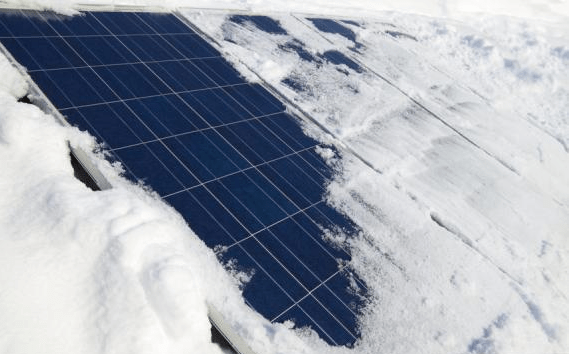Fotovoltaïsche krachtcentrale na sneeuw Fotovoltaïsche krachtcentrale na sneeuw