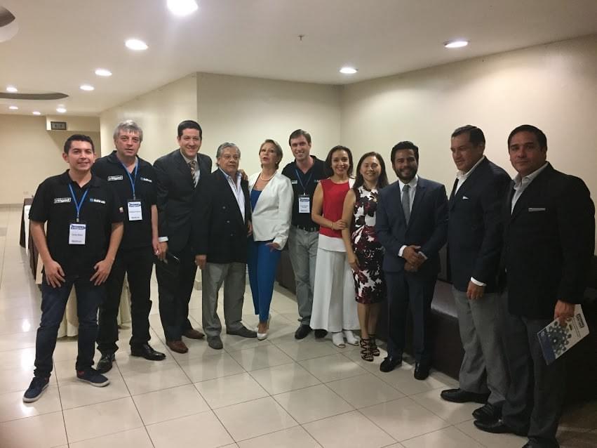 Agentes de aduana que participaron del lanzamiento junto a nuestro director y equipo de soporte y negocios Agentes de aduana que participaron del lanzamiento junto a nuestro director y equipo de soporte y negocios
