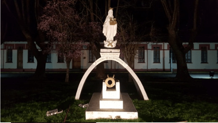 Detalle de la nueva iluminación de la imagen de Santa Bárbara, en el frontis de la Escuela de Artillería en Lineares. Detalle de la nueva iluminación de la imagen de Santa Bárbara, en el frontis de la Escuela de Artillería en Lineares.