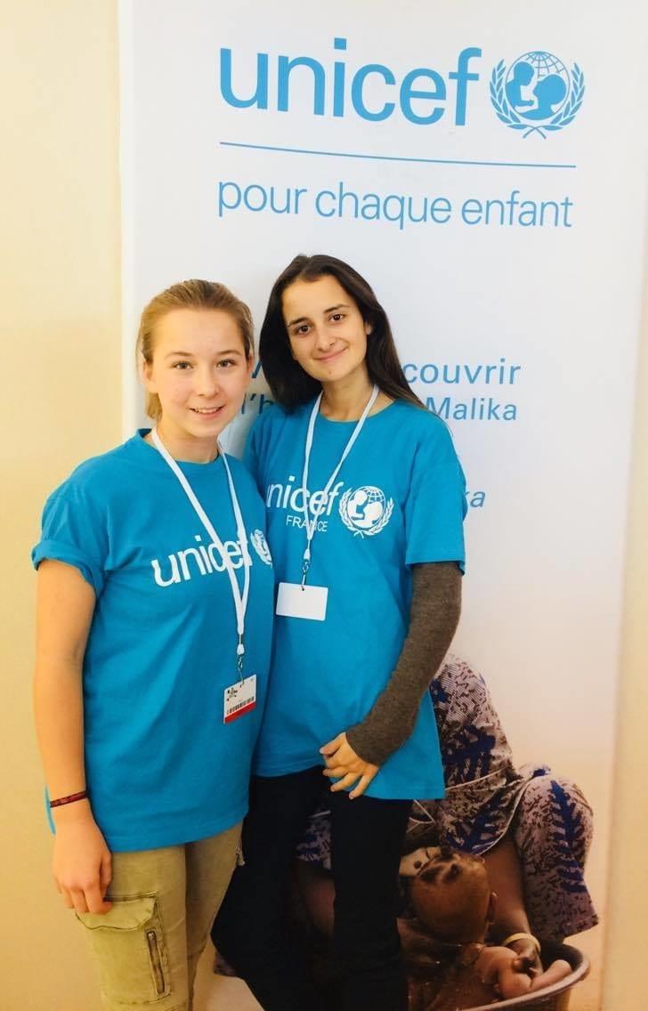 Deux des quatre animatrices présentes sur le stand : Charlotte Delchiaro et Inès Dirckx, membres de l’association et team Unicef-Assas. Deux des quatre animatrices présentes sur le stand : Charlotte Delchiaro et Inès Dirckx, membres de l’association et team Unicef-Assas.