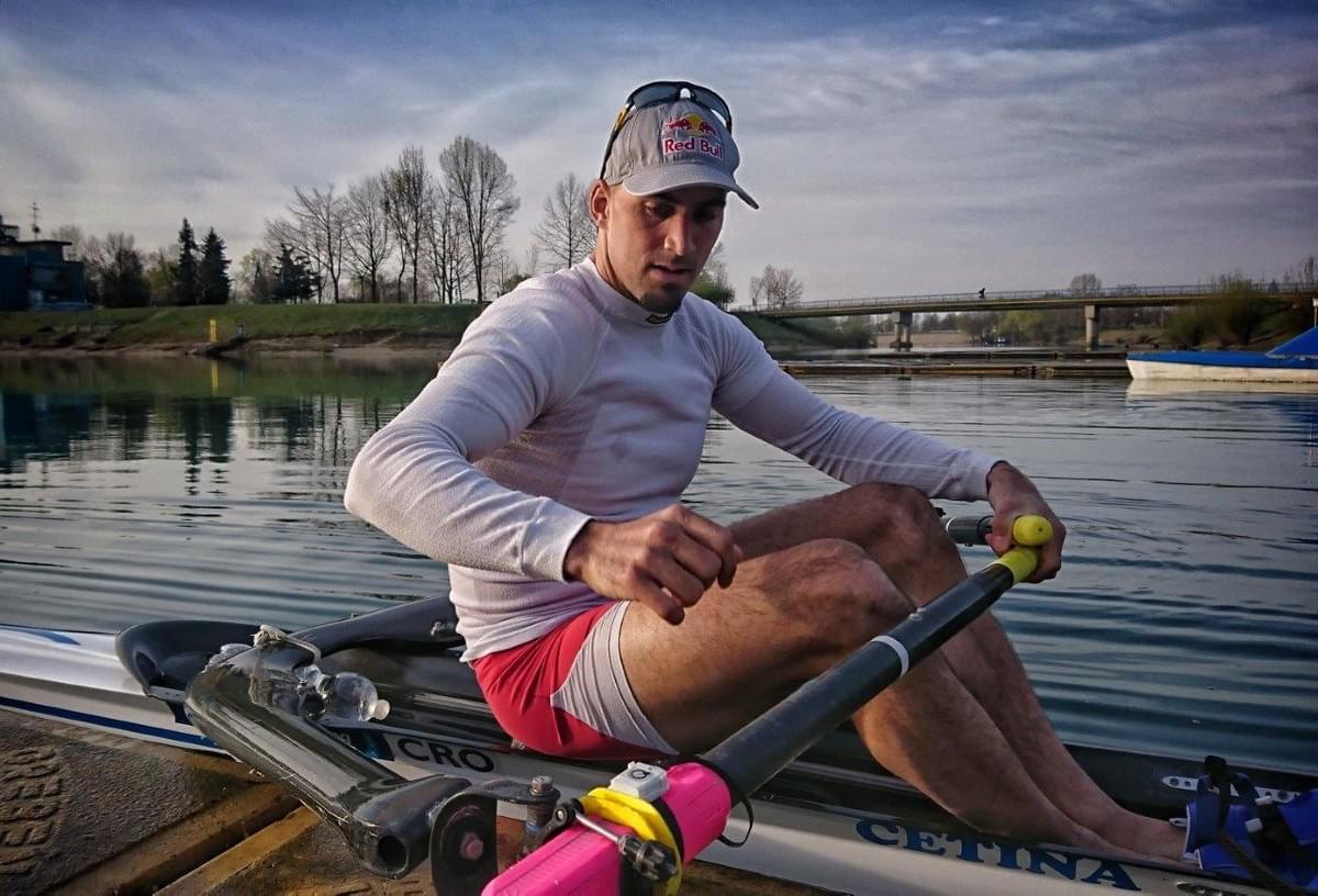 Martin Sinkovic and the Quiske Rowing Performance sensor on his oar Martin Sinkovic and the Quiske Rowing Performance sensor on his oar