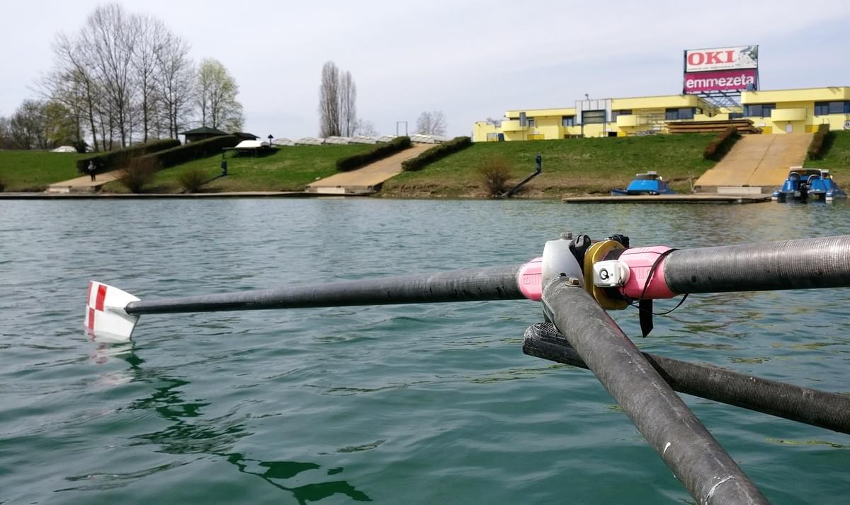 The sensor is placed close to the oar lock (this shows the left oar, the post data was measured from the right oar) The sensor is placed close to the oar lock (this shows the left oar, the post data was measured from the right oar)