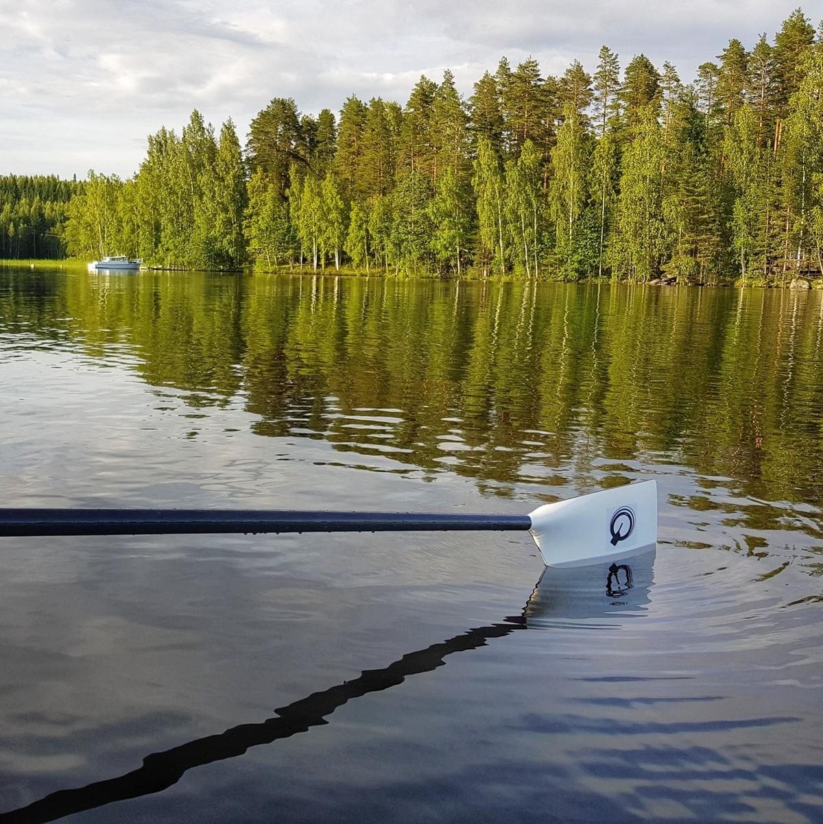 Uusi airo haukkaa Saimaan vettä Uusi airo haukkaa Saimaan vettä