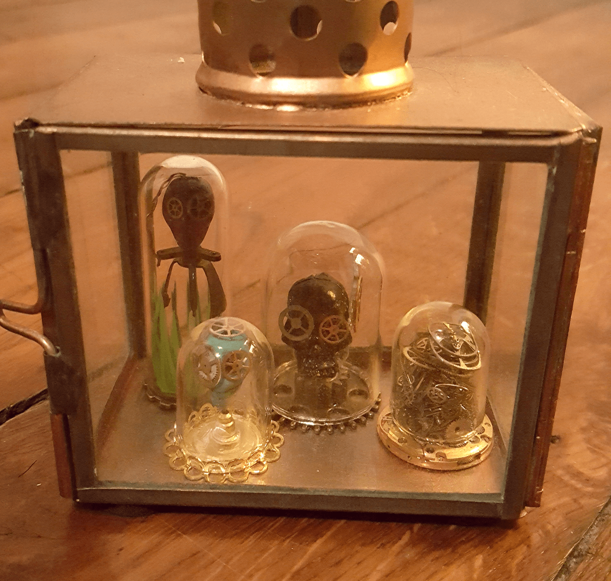 Le Bazaar de Leo - Sculpture composed of small figures in timepieces under glass dome Le Bazaar de Leo - Sculpture composed of small figures in timepieces under glass dome