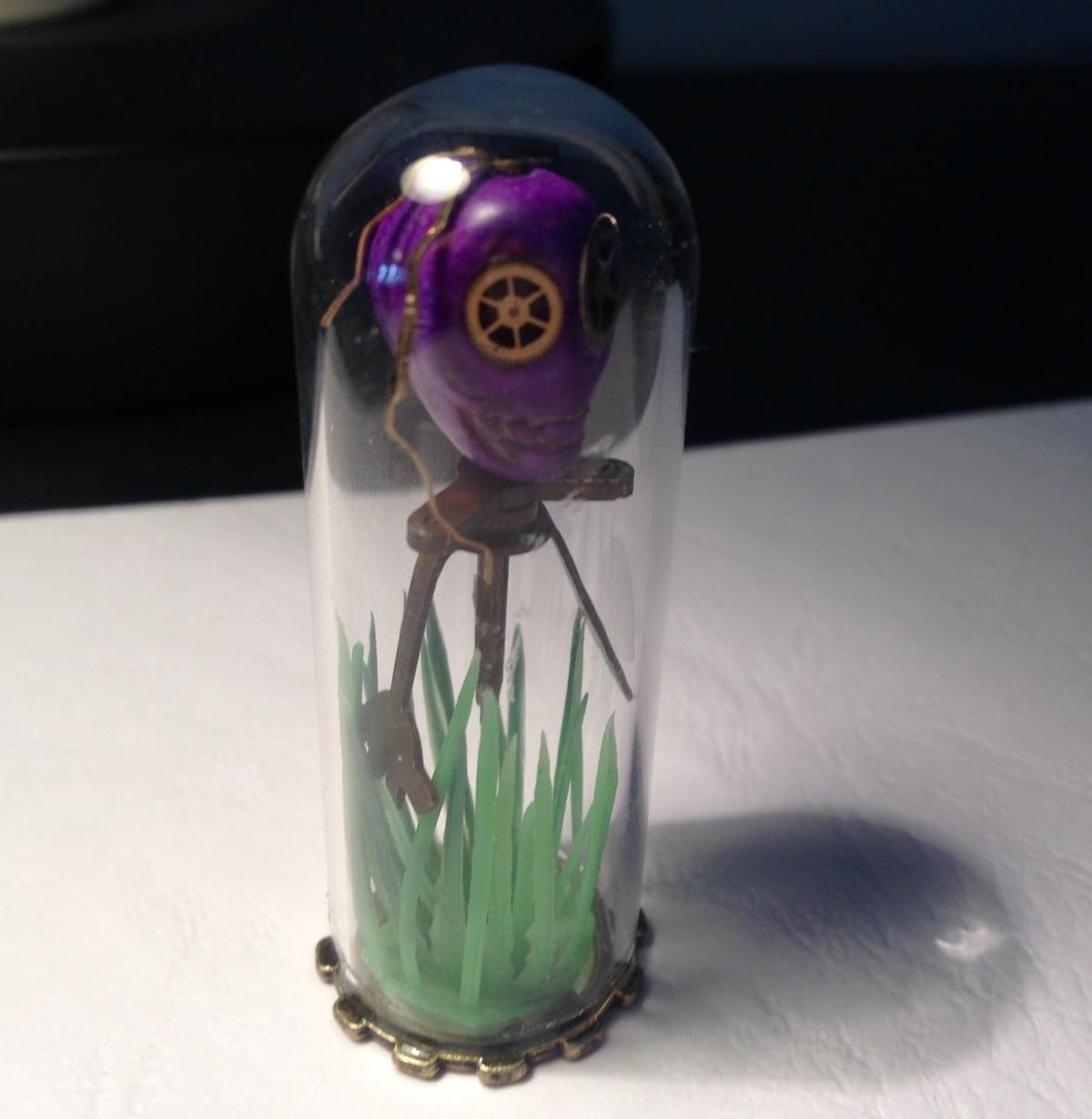 Le Bazaar de Leo - Sculpture composed of small figures in timepieces under glass dome Le Bazaar de Leo - Sculpture composed of small figures in timepieces under glass dome
