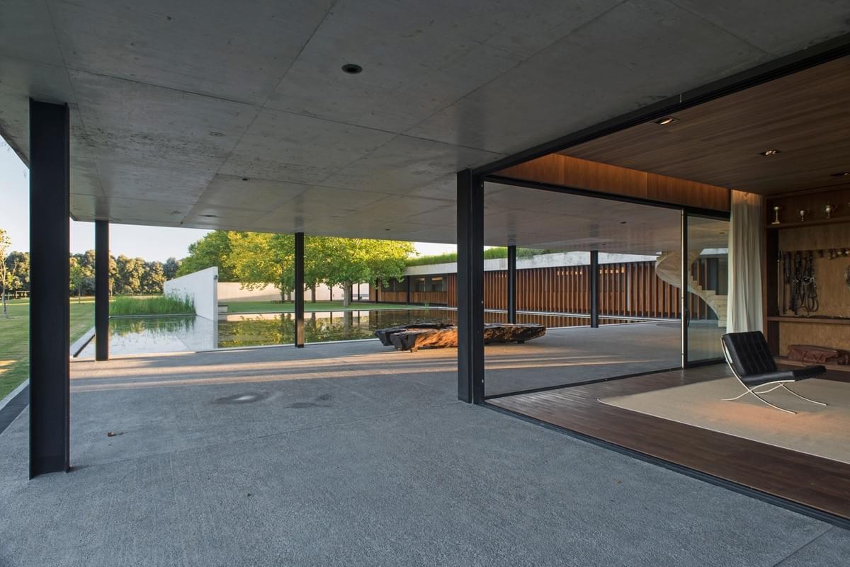 Stunning concrete stables features grassy roof for horses to graze Estudio Ramos Stunning concrete stables features grassy roof for horses to graze Estudio Ramos