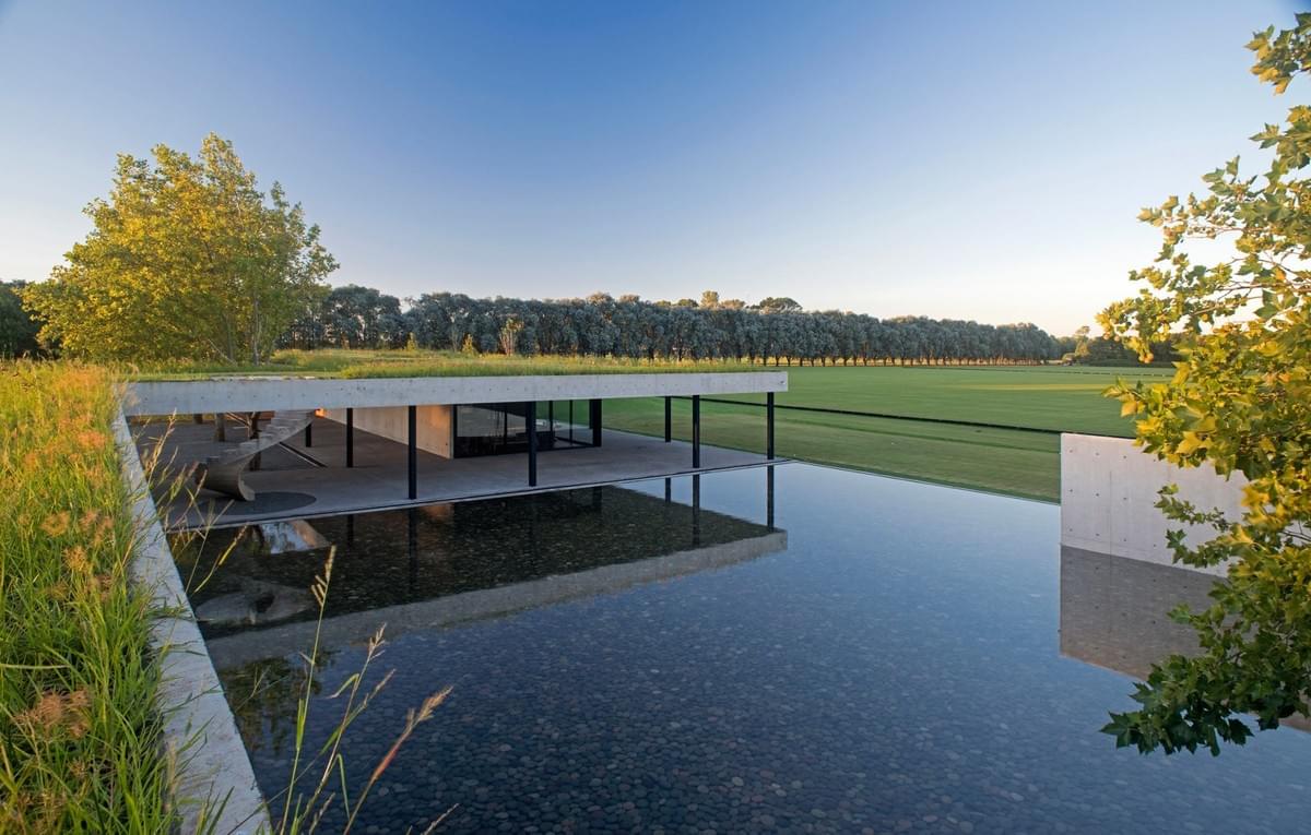 Stunning concrete stables features grassy roof for horses to graze Estudio Ramos Stunning concrete stables features grassy roof for horses to graze Estudio Ramos