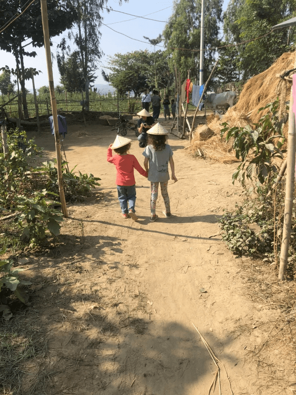 Deux petites filles sous leurs chapeaux Deux petites filles sous leurs chapeaux