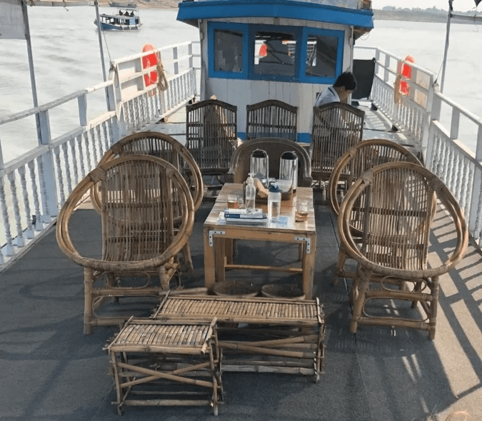 Vue du pont du bateau et de ses fauteuils en rotin Vue du pont du bateau et de ses fauteuils en rotin