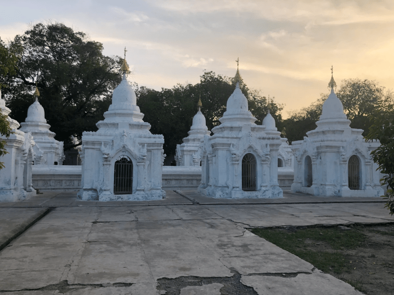 Trois stupa de la pagode Kuthodaw Trois stupa de la pagode Kuthodaw