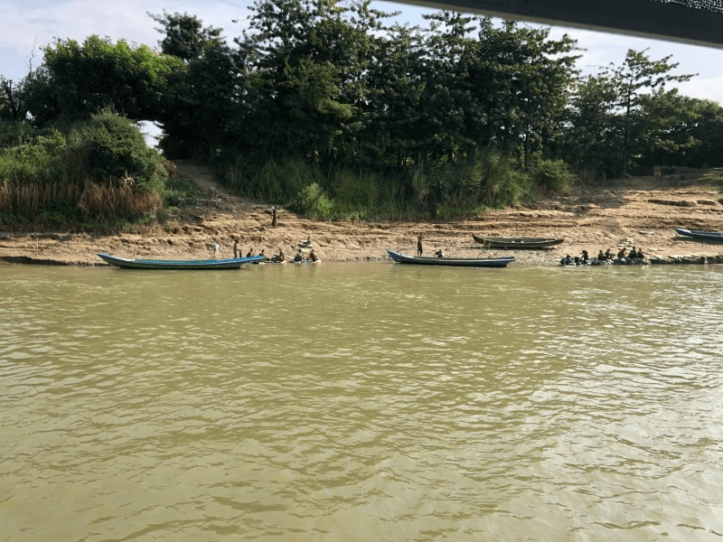 Pirogues au bord de la riviere Pirogues au bord de la riviere