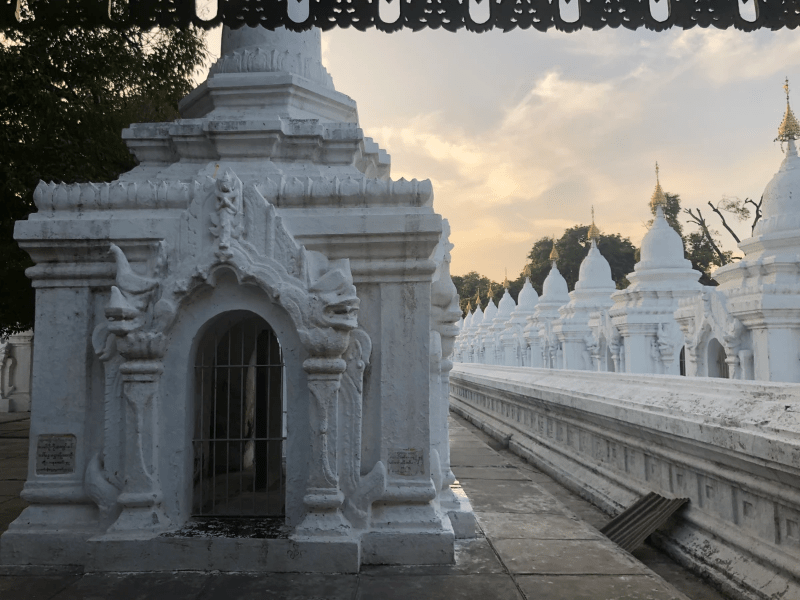Une stupa de la pagode Kuthodaw Une stupa de la pagode Kuthodaw