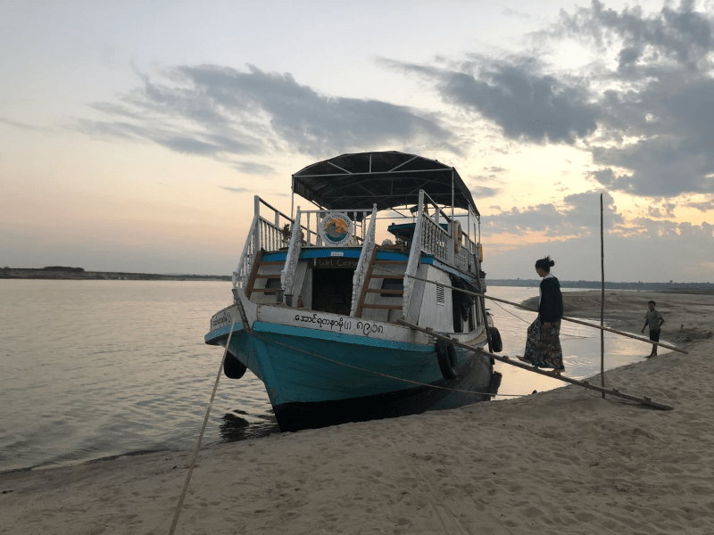 Le bateau du Living Irrawady Dolphin Project Le bateau du Living Irrawady Dolphin Project