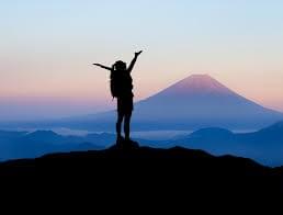 arriver au sommet d'une montagne comme un espace de réjouissance, d'accomplissement et de célébration arriver au sommet d'une montagne comme un espace de réjouissance, d'accomplissement et de célébration
