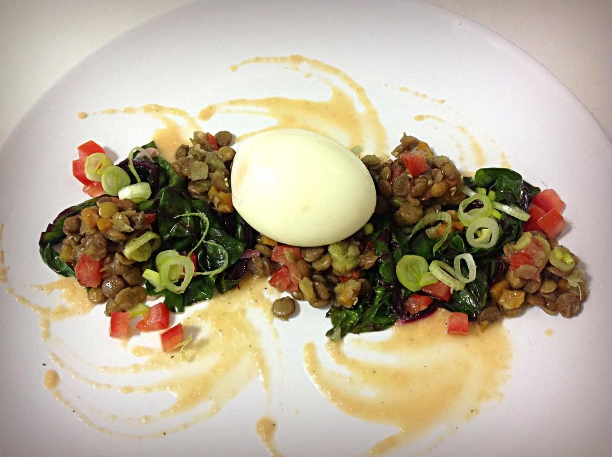 Oeuf mollé au beurre d'agrumes, lentilles et blettes au cumin Oeuf mollé au beurre d'agrumes, lentilles et blettes au cumin