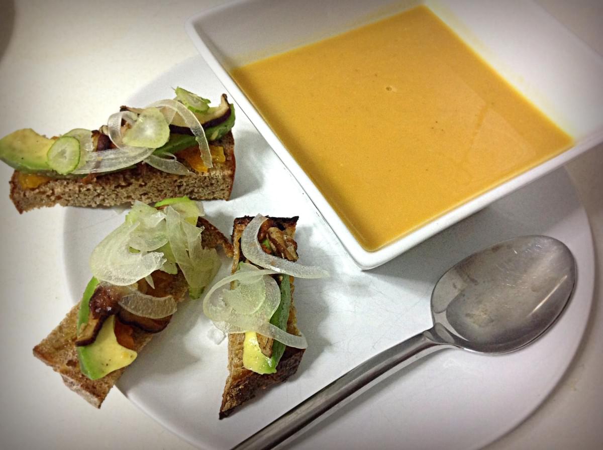 Toast de pain de seigle, au kaki, avocat, shiitakes sautés à l'ail et fenouil frais, pour accompagner un velouté de patate douce à la châtaigne et à l'orange. Toast de pain de seigle, au kaki, avocat, shiitakes sautés à l'ail et fenouil frais, pour accompagner un velouté de patate douce à la châtaigne et à l'orange.