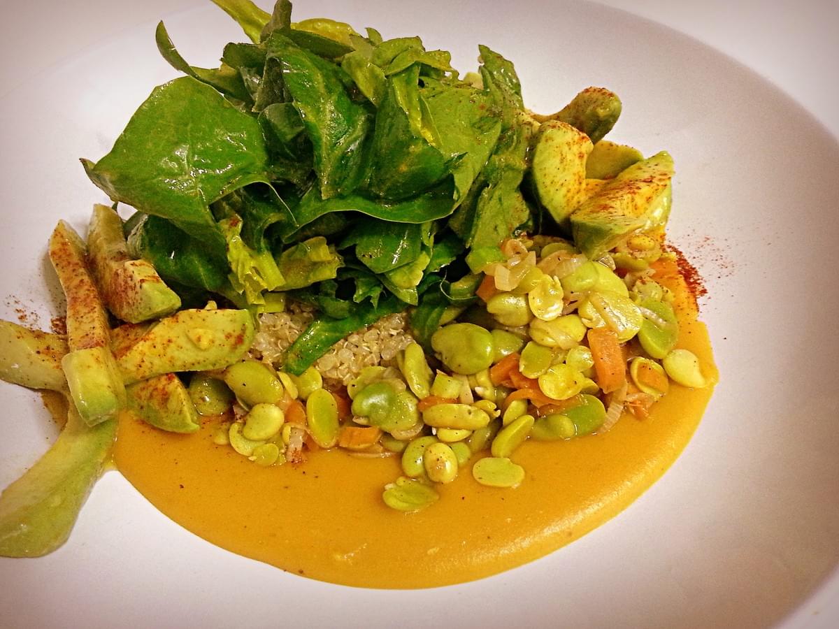 Salade tiède de quinoa blanc, crème de patate douce au cumin, épinards en vinaigrette à l'orange et petits légumes sautés. Salade tiède de quinoa blanc, crème de patate douce au cumin, épinards en vinaigrette à l'orange et petits légumes sautés.