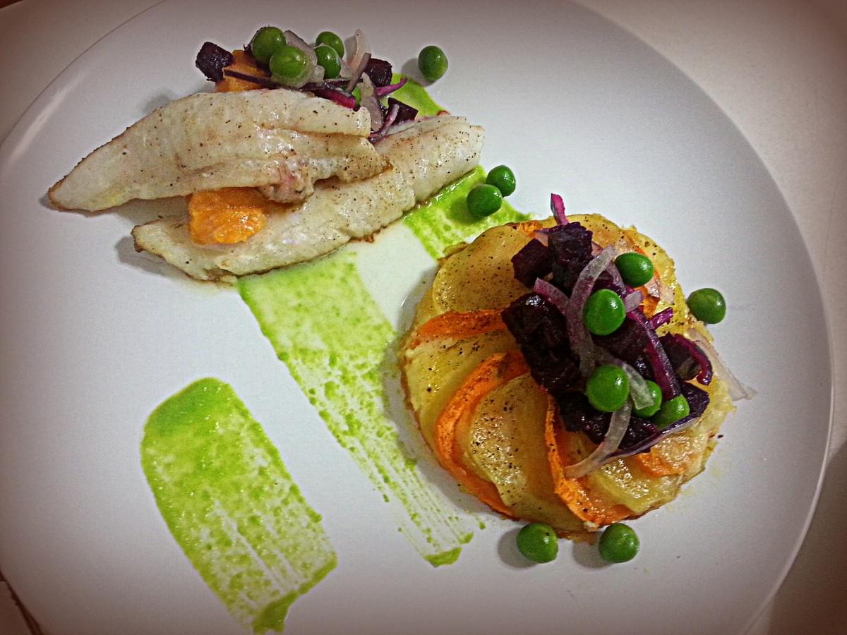 Filet de sole sur crème de petits pois et purée de patate douce, accompagné d'un gratin aux deux pomme de terre et d'une salade de légumes croquants. Filet de sole sur crème de petits pois et purée de patate douce, accompagné d'un gratin aux deux pomme de terre et d'une salade de légumes croquants.
