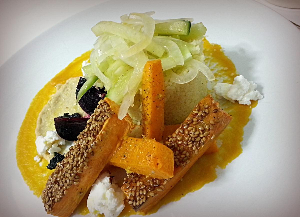 Semoule de couscous tiède au houmous maison, déclinaison de légumes racines et chèvre frais. Semoule de couscous tiède au houmous maison, déclinaison de légumes racines et chèvre frais.