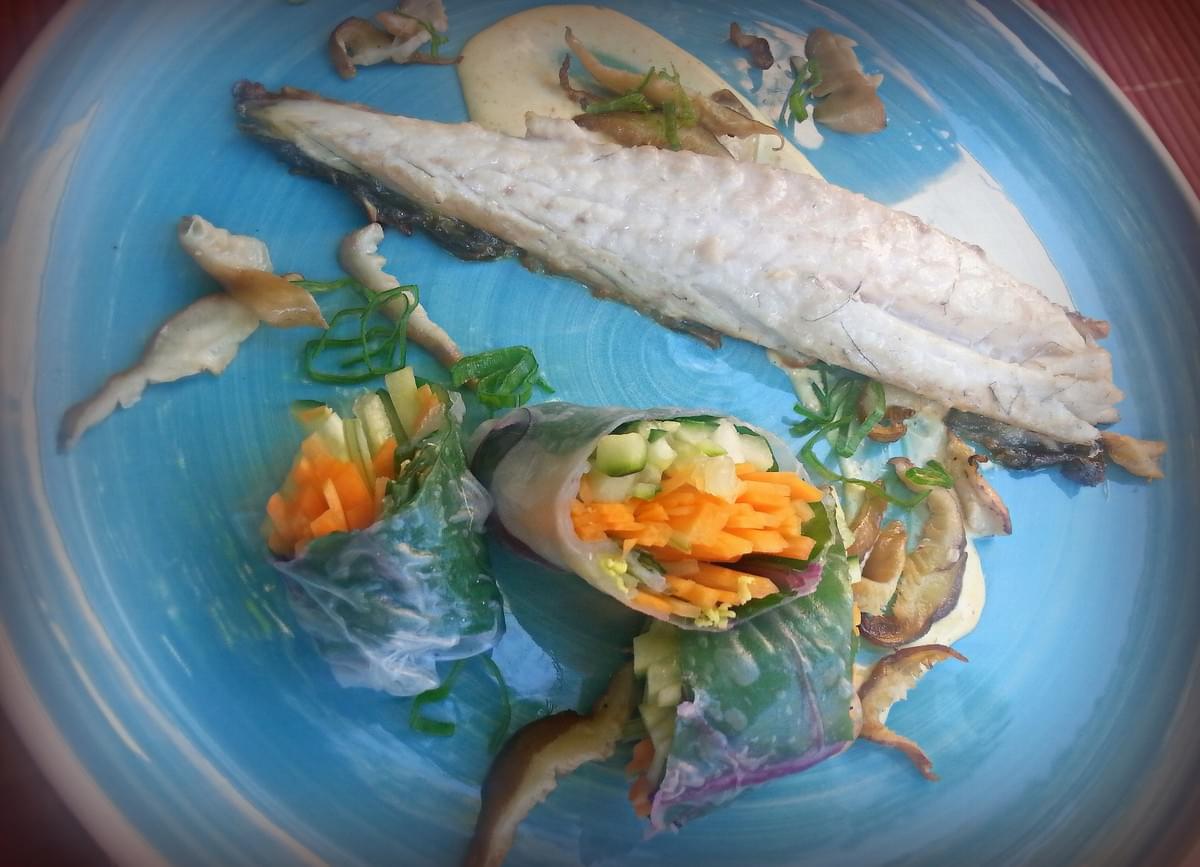 Bar rôti aux shiitakes, rouleaux de printemps, mayonnaise orange-curcuma, sauce "nước châm". Bar rôti aux shiitakes, rouleaux de printemps, mayonnaise orange-curcuma, sauce "nước châm".