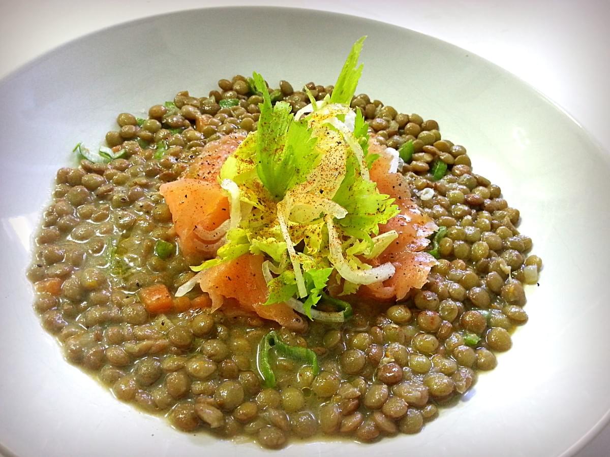 Salade de lentilles à la mandarine, fleurs de céleri et saumon fumé. Salade de lentilles à la mandarine, fleurs de céleri et saumon fumé.