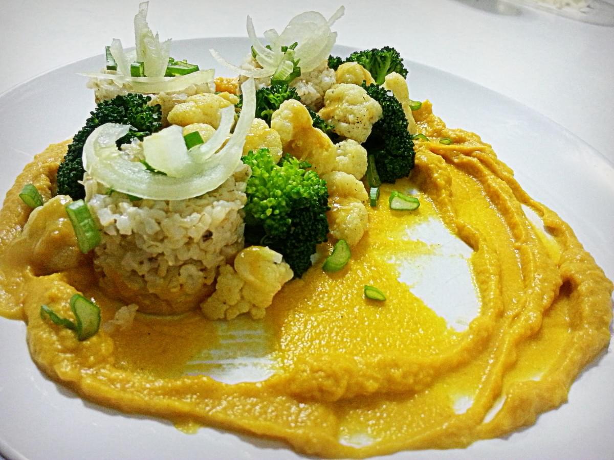 Purée de courge au soja jaune, riz intégral, brocolis et chou fleur, accompagnés d'une vinaigrette asiatique à l'orange! Purée de courge au soja jaune, riz intégral, brocolis et chou fleur, accompagnés d'une vinaigrette asiatique à l'orange!