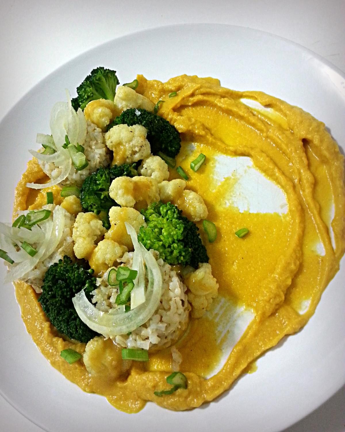 Purée de courge au soja jaune, riz intégral, brocolis et chou fleur, accompagnés d'une vinaigrette asiatique à l'orange! Purée de courge au soja jaune, riz intégral, brocolis et chou fleur, accompagnés d'une vinaigrette asiatique à l'orange!