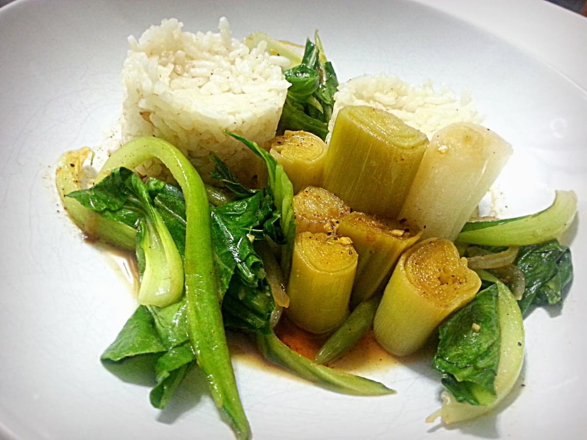 Riz à la cardamome, chou bok-choy pimenté, poireaux braisés, accompagnés d'une sauce soja au gingembre. Riz à la cardamome, chou bok-choy pimenté, poireaux braisés, accompagnés d'une sauce soja au gingembre.